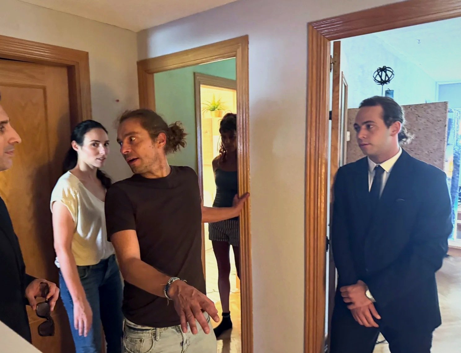 Manu Cuevas dirigiendo a los actores en un rodaje